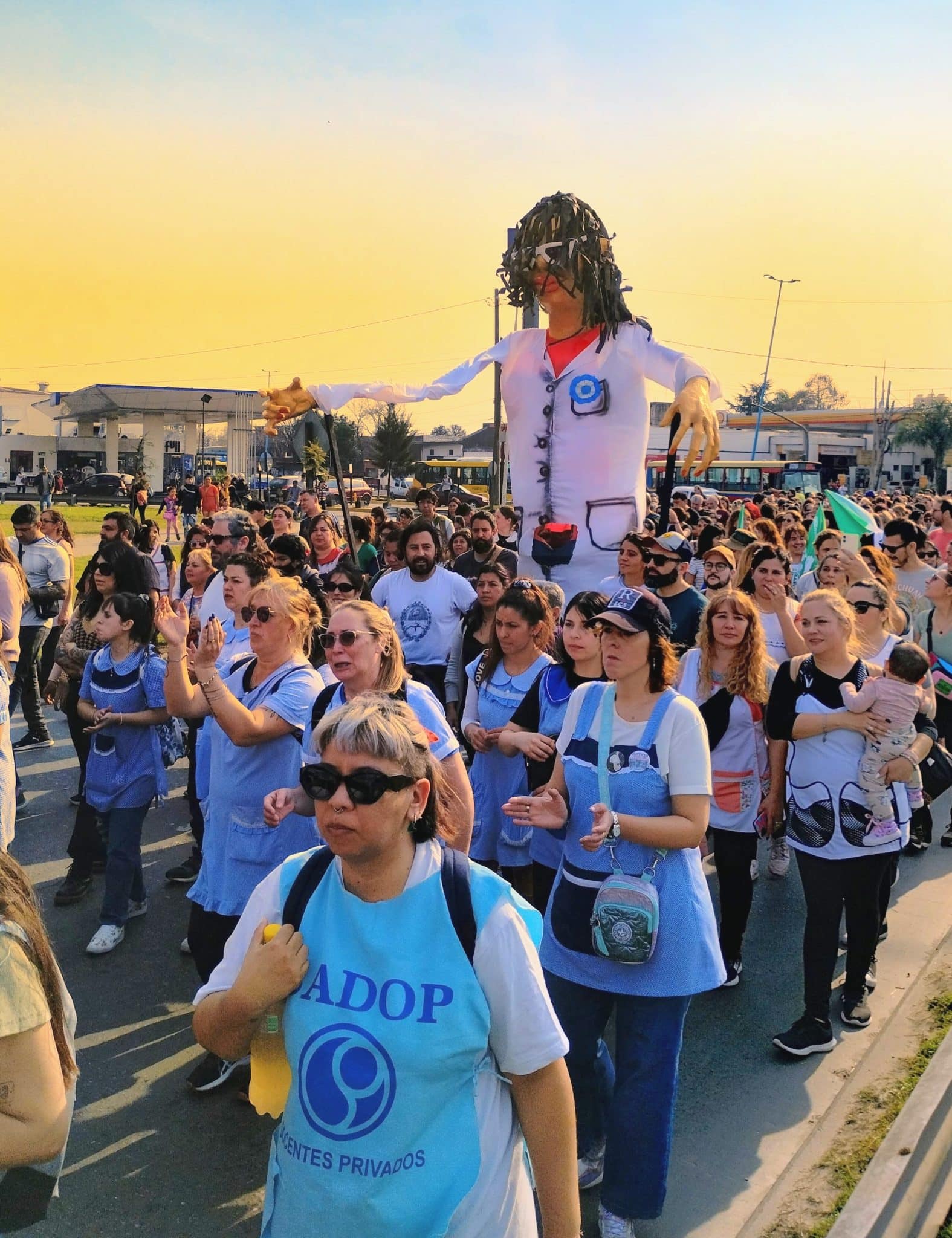 La comunidad educativa en marcha por Sandra y Rubén.